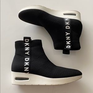 DKNY SNEAKERS 37B LIKE NEW